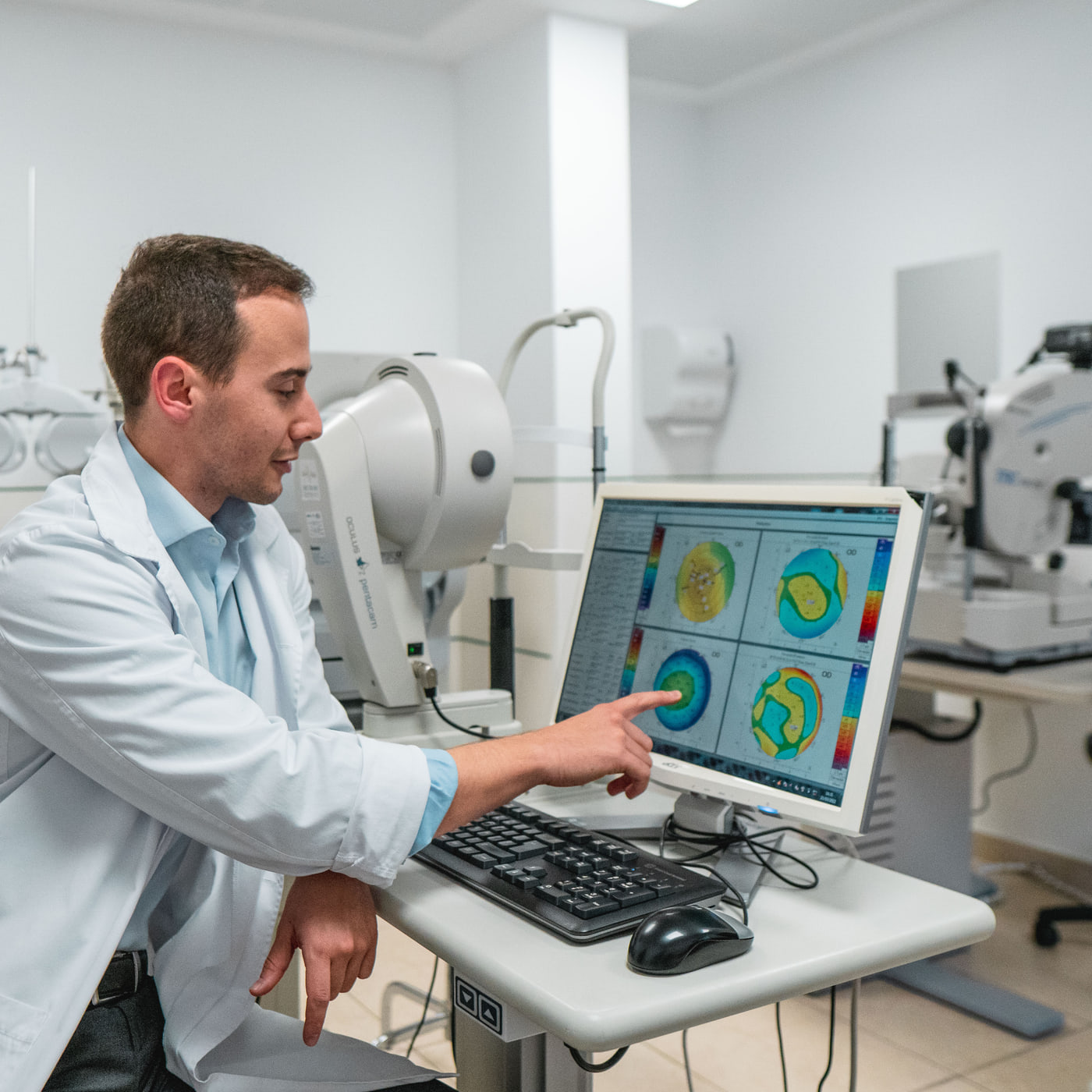 O Dr. André Magalhães Oliveira a analisar uma topografia corneana no consultório