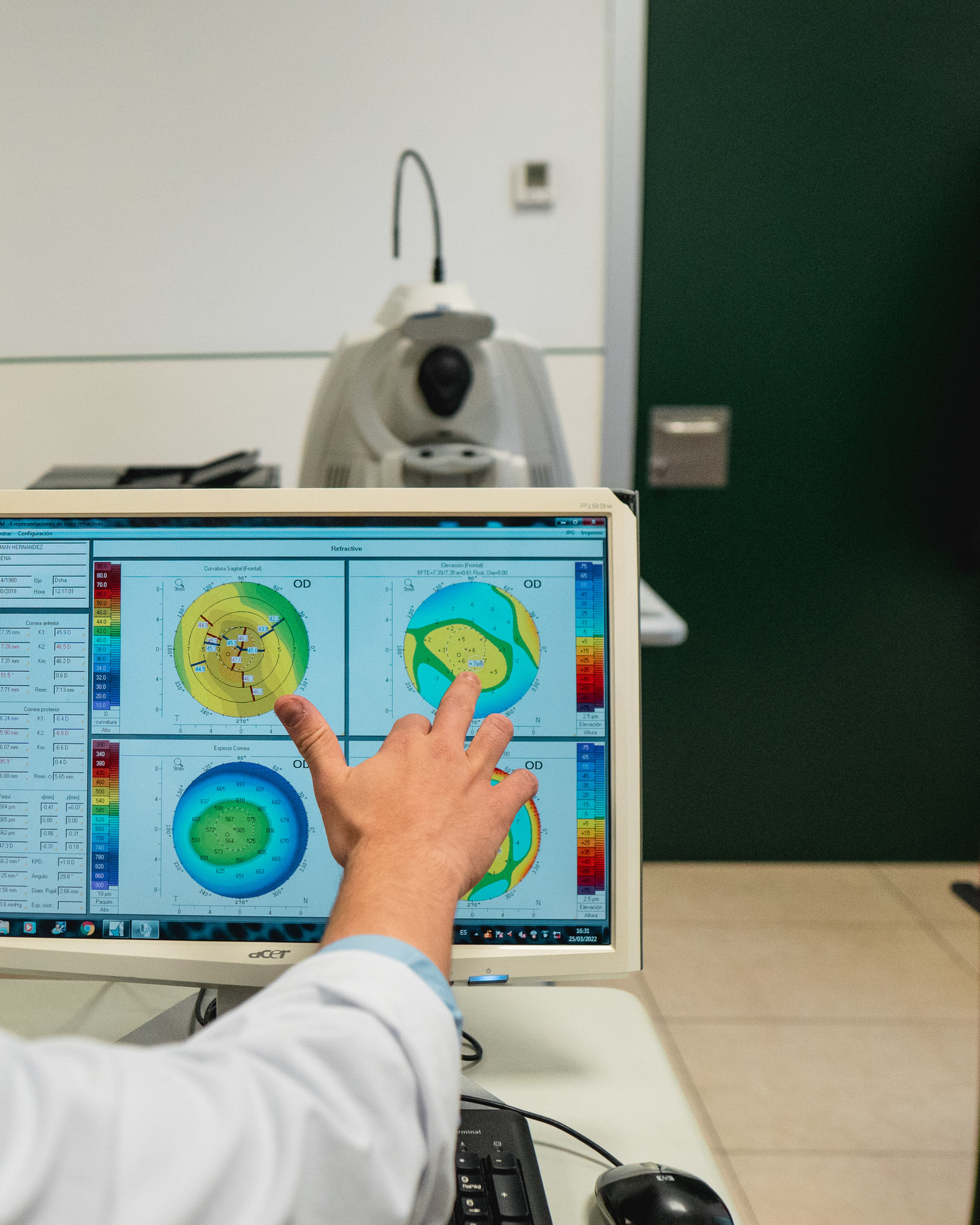 Exame oftalmológico no consultório do Dr. André Magalhães Oliveira — astigmatismo