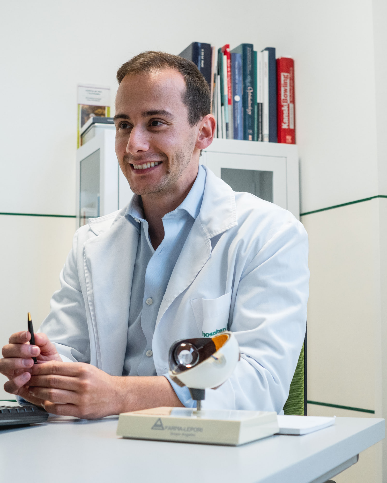 Exame oftalmológico no consultório do Dr. André Magalhães Oliveira — catarata