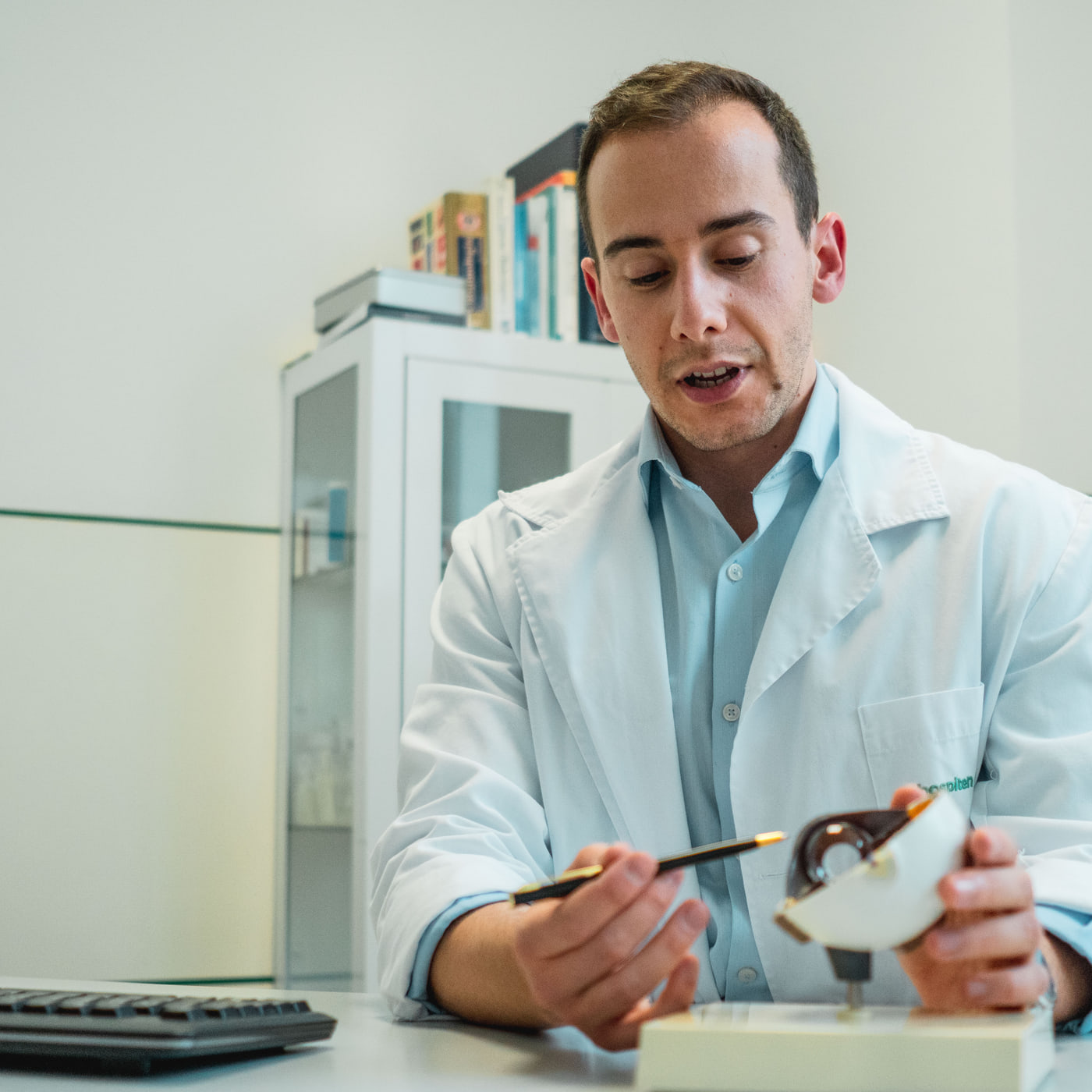 O Dr. André Magalhães Oliveira em consulta — descolamento de retina