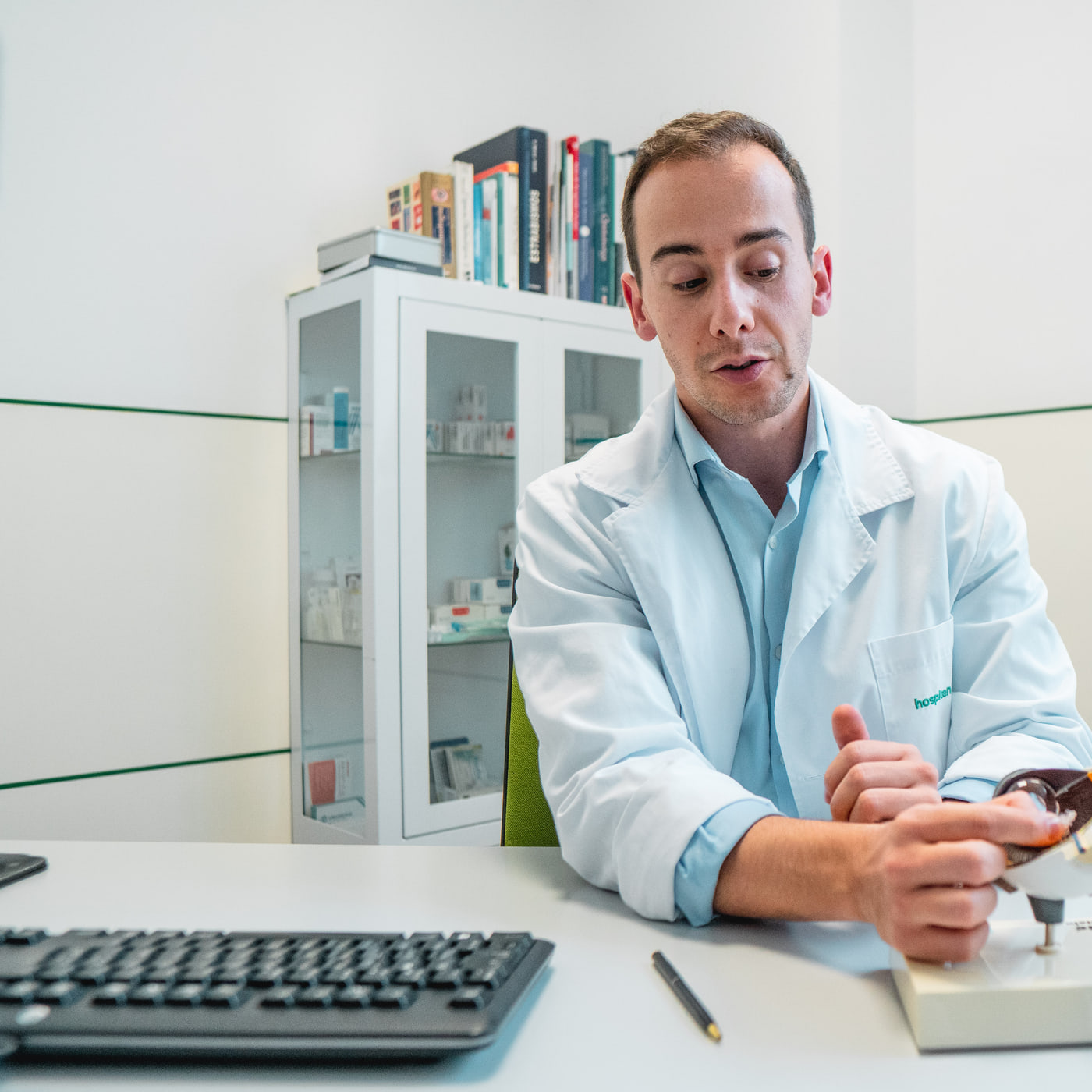 O Dr. André Magalhães Oliveira em consulta — dmi