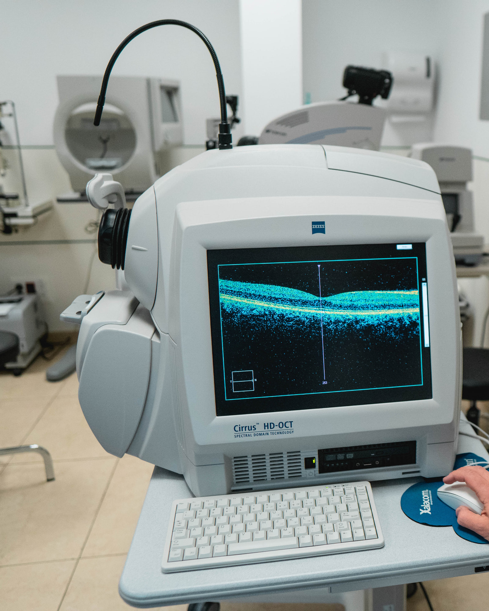 Exame oftalmológico no consultório do Dr. André Magalhães Oliveira — glaucoma