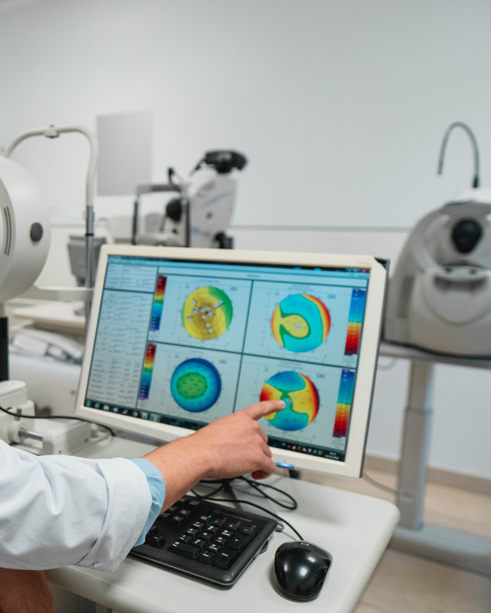 Exame oftalmológico no consultório do Dr. André Magalhães Oliveira — hipermetropia