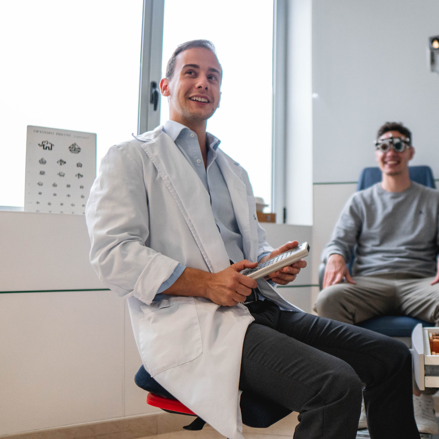 O Dr. André Magalhães Oliveira em consulta — hipermetropia
