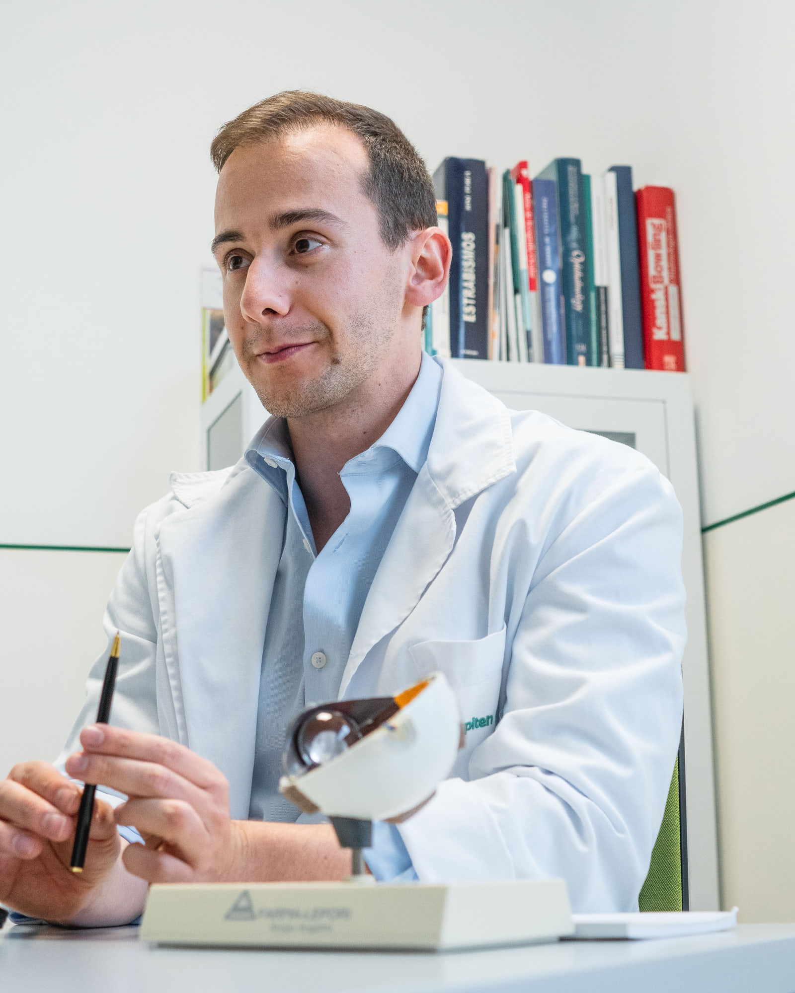 Exame oftalmológico no consultório do Dr. André Magalhães Oliveira — olho seco