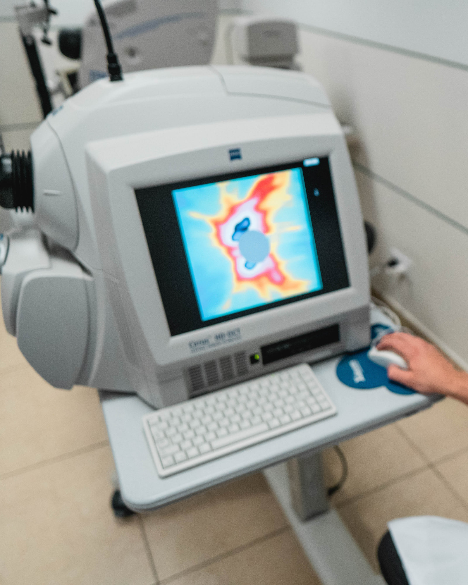 Exame oftalmológico no consultório do Dr. André Magalhães Oliveira — presbiopia