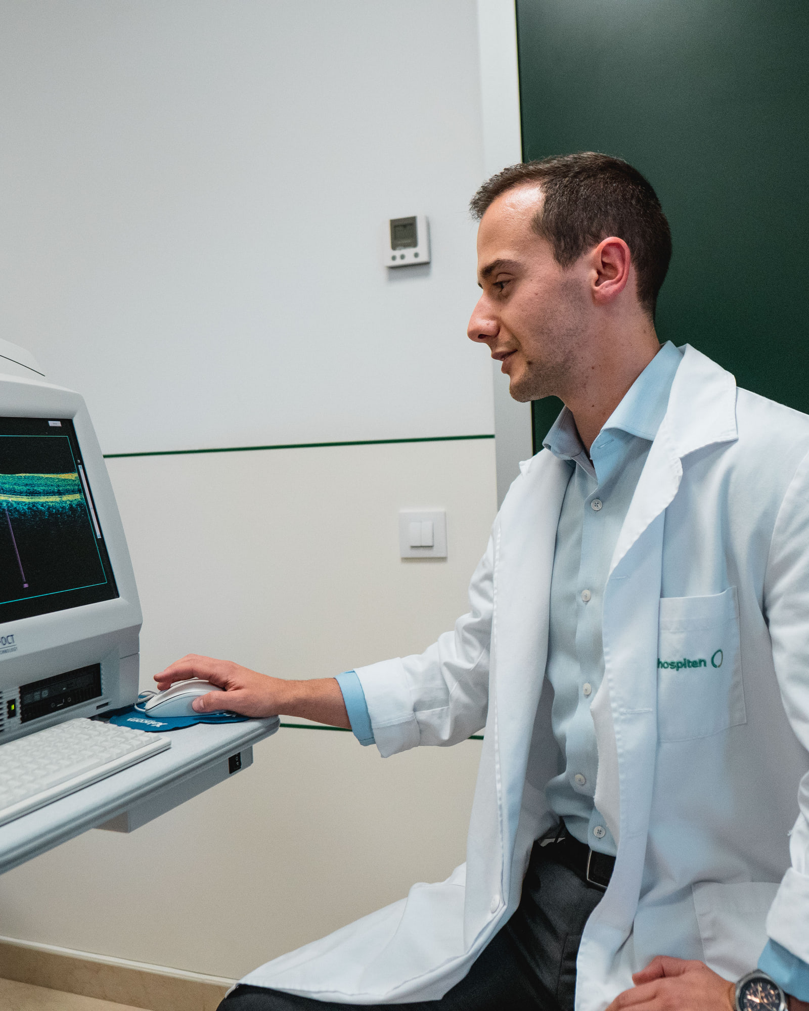 Exame oftalmológico no consultório do Dr. André Magalhães Oliveira — retinopatia diabética