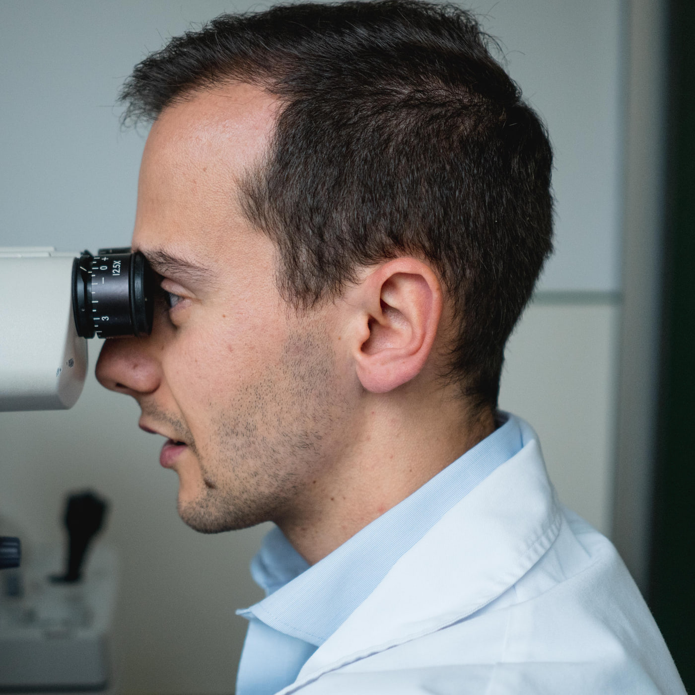 O Dr. André Magalhães Oliveira em consulta — retinopatia diabética