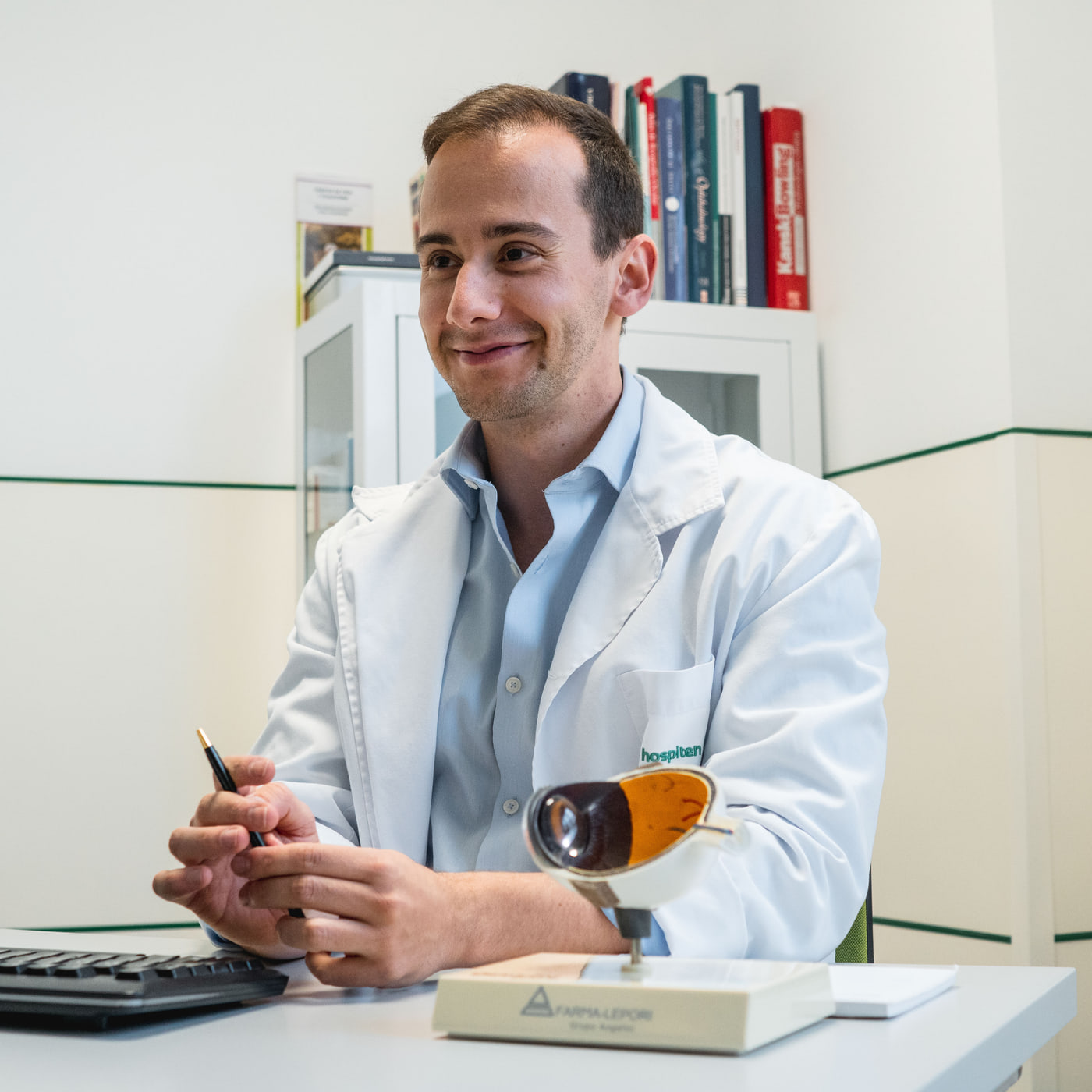 O Dr. André Magalhães Oliveira em consulta — retinopatia miópica