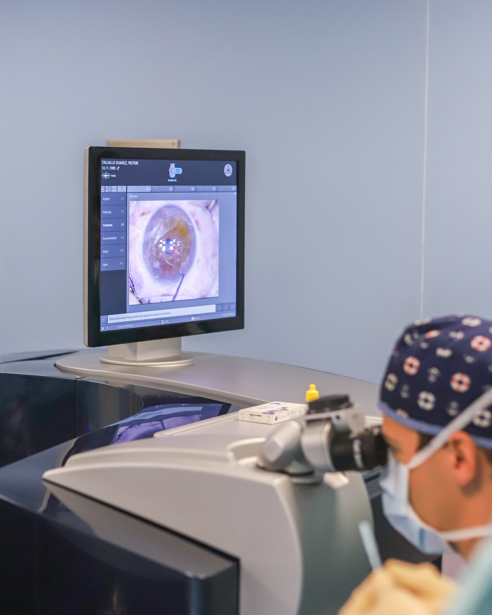 Exame oftalmológico no consultório do Dr. André Magalhães Oliveira — roturas e buracos da retina