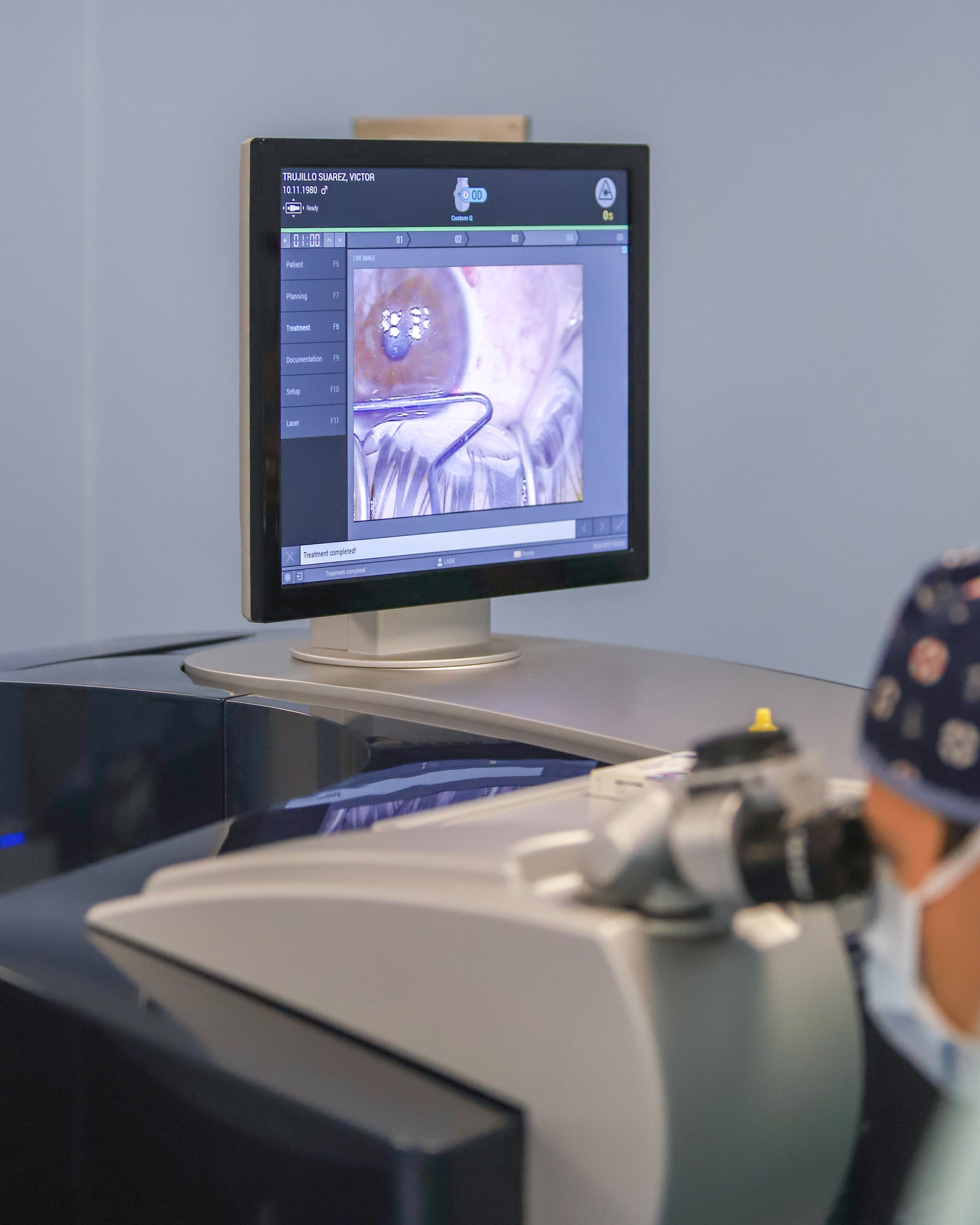 Exame oftalmológico no consultório do Dr. André Magalhães Oliveira — uveíte
