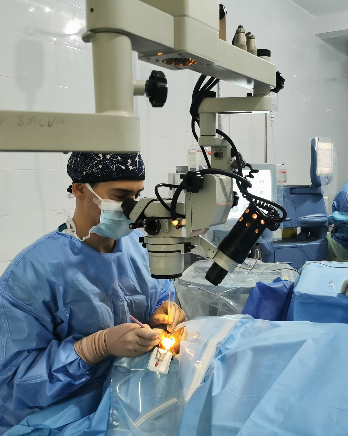 Cirurgia de catarata ao microscópio durante a missão de 2023